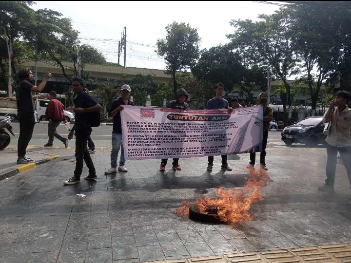 Aksi di Depan Kantor Pusat Pertamina, LEMKASI Minta Nicke Widyawati Dipecat dari Jabatan Direktur Utama*