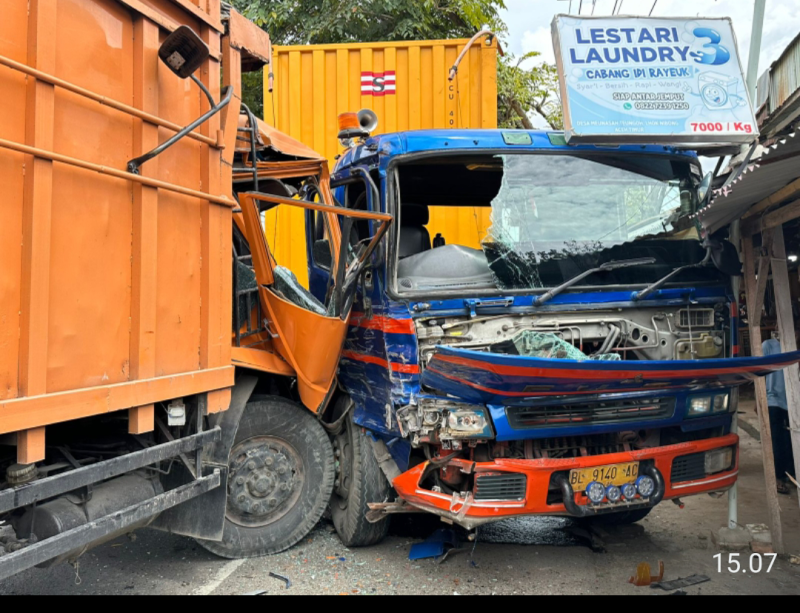 Truk Pengangkut Peralatan PON XXI Terlibat Kecelakaan di Aceh Timur