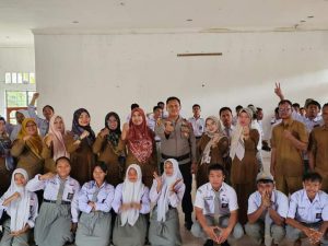 Polsek Barumun tengah  Police Goes to School SMK Negeri 01 Huristak