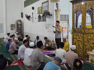 Polres Ogan Ilir Gelar Kegiatan Jumat Barokah, Kapolres Ajak Masyarakat Jaga Kamtibmas dan Persatuan di Pilkada 2024**