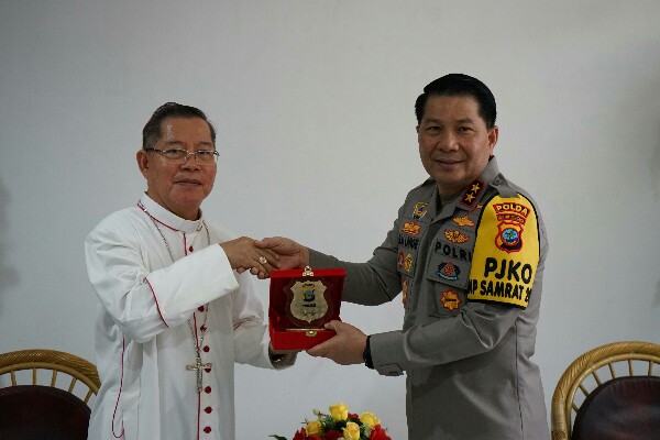 Kapolda Irjen Pol Roycke Harry Langie Kunjungi Uskup Manado, Siap Saling Dukung dalam Pelaksanaan Tugas