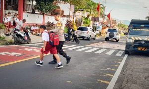 Polsek Pineleng Siap Mengawal! Pengaturan Lalu Lintas Demi Keamanan Siswa di Pineleng dan Kalasey