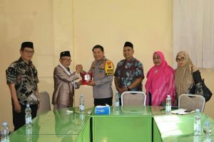 Bhabinkamtibmas Polsek Wori Sambangi Keluarga Duka di Desa Kima Bajo untuk Jaga Keamanan dan Kepedulian Sosial