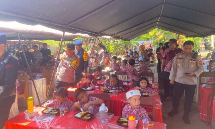 Makan Gratis Bersama Guru dan Siswa SD Negeri Pandu 