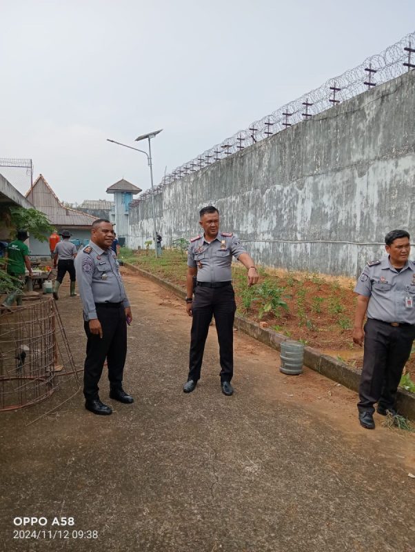 Kepala Rutan Kelas I Palembang Turun Langsung Dalam Melakukan Pengawasan Pemansfaatan Lahan tidur Menjadi Lahan Produktif, Sebagai bentuk tindak lanjut arahan Bapak Menteri Imigrasi Dan Pemasyarakatan, dalam hal Ketahanan Pangan Bagi Warga Binaan Pemasyarakatan*