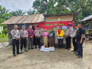 Kapolsek Barumun Tengah IPTU ELIMAWAN SITORUS,S.H.,M.H., Bersama Personel Polsek Barteng berikan bantuan sembako kepada ibu NUR ADAWIYAH HASIBUAN warga desa ginduang batu.