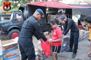 Polda NTT Salurkan Bantuan untuk Masyarakat Terdampak Erupsi Gunung Lewotobi di Flores Timur