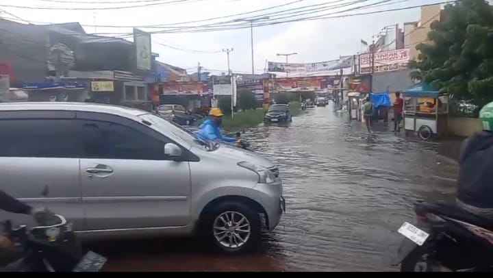 Hujan Deras dan Angin Kencang Jebolkan Tanggul di Tangerang, Ratusan Warga Mengungsi