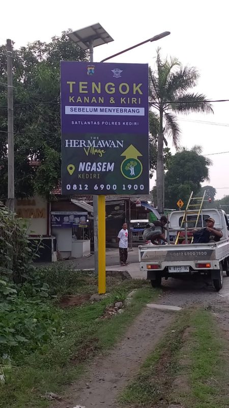 PEDULI KESELAMATAN BERLALULINTAS THE HERMAWAN VILLAGE PASANG BANNER HIMBAUAN KESELAMATAN*