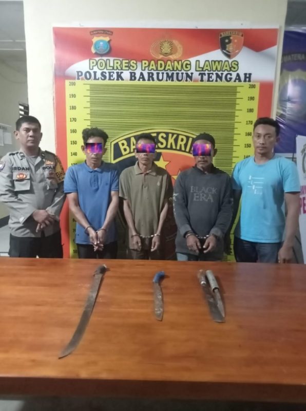 Tim gabungan polsek barumun tengah bersama satreskrim polres palas berhasil amankan 3 tersangka pelaku kekerasan terhadap orang yang mengakibatkan luka berat di rura sigatel desa pasir pinang