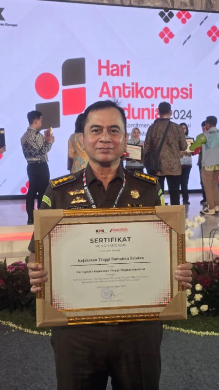 KEJATI SUMATRA SELATAN DAN KEJARI PALEMBANG MENERIMA PENGHARGAAN DARI KPK