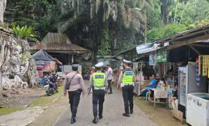 Personil Pos Pengamanan Objek Wisata Goa Putri Operasi Lilin Musi 2024 Polres Oku Melaksanakan Kegiatan Patroli.