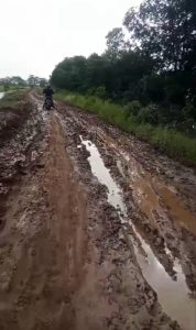 MASYARAKAT KECAMATAN AIR SALEK MENGELUHKAN JALAN BERLUMPUR YANG BELUM ADA PERBAIKAN DARI PEMERINTAH KABUPATEN