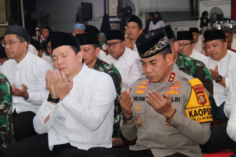 Palembang -newsintelijen.com  Kapolda Sumsel Irjen Pol Andi Rian R Djajadi , SIK, MH bersama Forum Koordinasi Pimpinan Daerah (Forkopimda) Provinsi Sumsel.