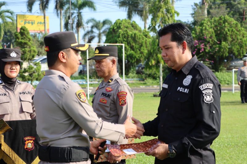 Polres Ogan Ilir Laksanakan Upacara Pemberian Penghargaan kepada Personel yang Berprestasi