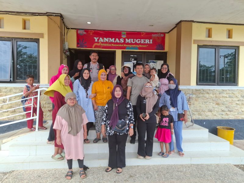 Ibu – Ibu Warga Desa Pantai Sederhana dan Warga Desa Pantai Bahagia Kecamatan Muaragembong Kabupaten Bekasi  Mendatangi Kantor Kecamatan Muaragembong Mengadukan Jalan Yang Rusak dan Hancur Yang Kerap Terjadi Kecelakaan