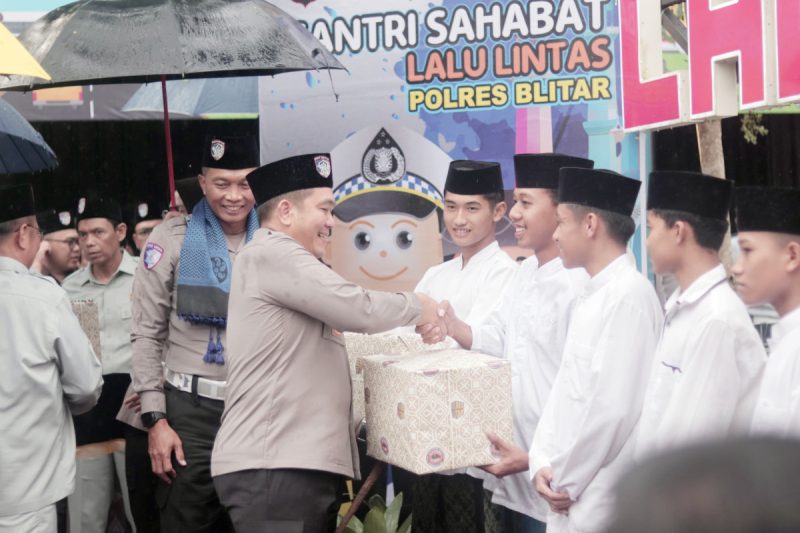 Polres Blitar dan Dirlantas Polda Jatim Gelar Edukasi Road Safety di Warung Bambu Barokah