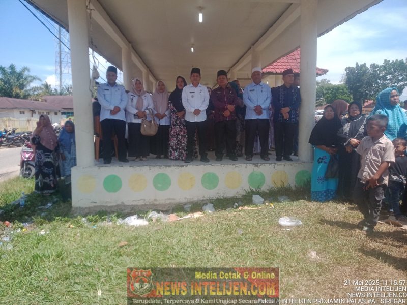 Jamaah haji dari kecamatan eks barumun tengah di berangkat kan dari kantor kecamatan barteng menuju kantor bupati palas