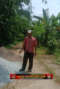 Warga RT 10/03 Desa Wanawali, Cibatu, Gotong Royong Perbaiki Jalan Rusak