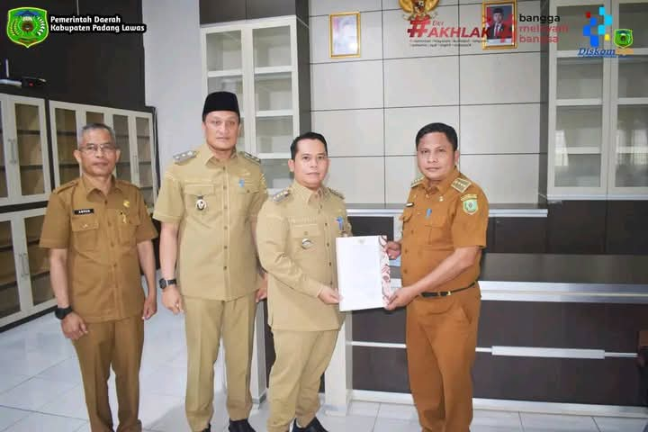 Bupati padang lawas menyerahkan surat tugas dan serah terima jabatan PLT Dinas di lingkungan pemkab padang lawas