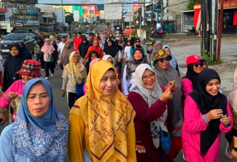 dr.Nadiyah Sp.OG Bersama Ketua PERWOSI Kota Jambi, Mengikuti acara jalan sehat dalam rangka HUT ke–68 Provinsi Jambi di (JBC) Jambi Business Center yang di sponsori oleh Azilah Square 