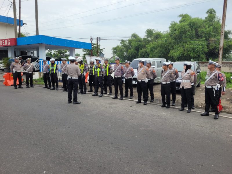 LIBUR PANJANG ARUS LALIN SIMPANG TIGA MENGKRENG TETAP TERTIB DAN LANCAR