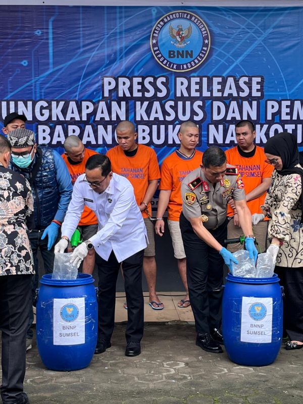 BENTUK SINERGITAS BERSAMA DALAM PEMBERANTASAN NARKOBA, KAKANWIL DITJENPAS SUMSEL DAN JAJARAN MENGHADIRI PEMUSNAHAN BARANG BUKTI JENIS SABU SABU SEBERAT 15 KG BERSAMA BNNP SUMSEL