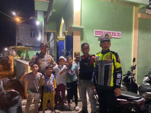 Polsek barteng gelar pengamanan sholawat tarawih di mesjid dan Patroli Blue light