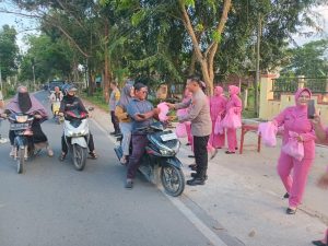 Polsek Sei Tualang Raso Tebar kebaikan Bagikan Takjil Kepada Warga