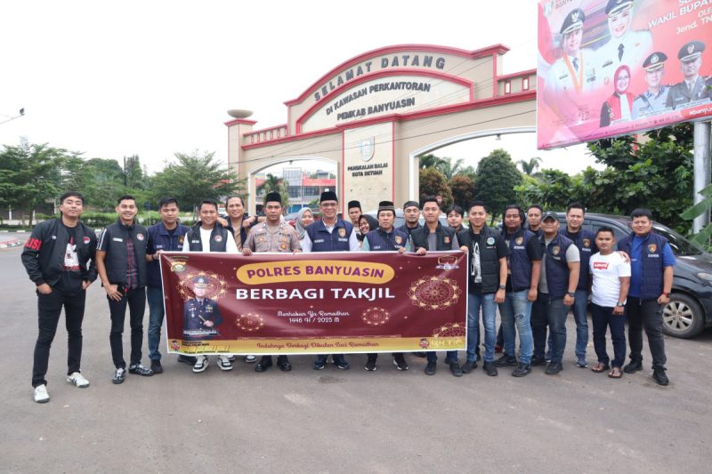 Dalam Bulan Suci Ramadhan 1446 H, Polres Banyuasin, Polsek  Muara Padang dan Polsek Sungsang Bagikan Takjil