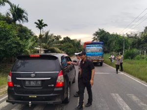 Personil Polsek Sungai Rotan dan Polsek Rambang Lubai Berbagi Takjil untuk Masyarakat