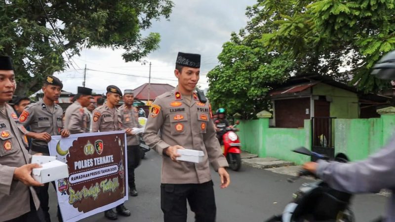 Ramadhan Penuh Berkah, Kapolres Ternate Berbagi Takjil kepada Masyarakat