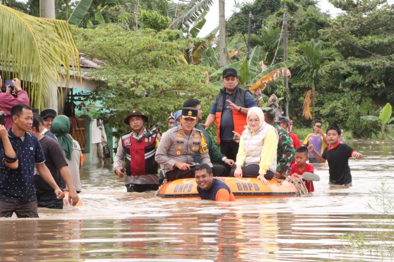 Banjir Rendam Sejumlah Permukiman di Banyuasin, Pemda dan Kapolres Turun Langsung Evakuasi dan Bagikan Sembako