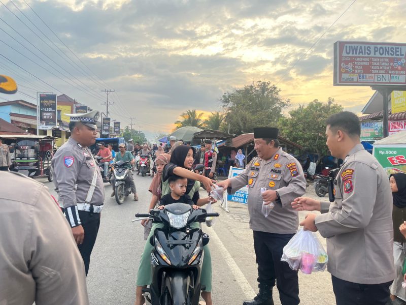 Polres padang lawas bagikan Takjil menjelang buka puasa ke masyarakat yang melintas