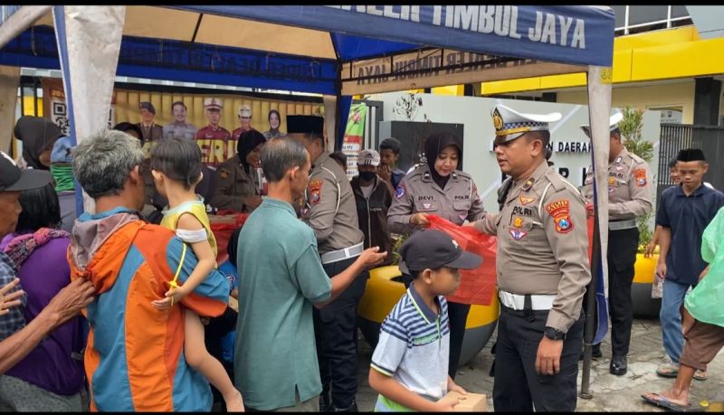 Sat Lantas Polres Kediri Berbagi Takjil Di Depan Mako Polres Kediri*