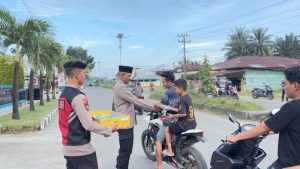 Polres padang lawas tabur kebaikan di bulan Ramadhan bagikan Takjil menjelang buka puasa ke masyarakat yang melintas di jalan raya