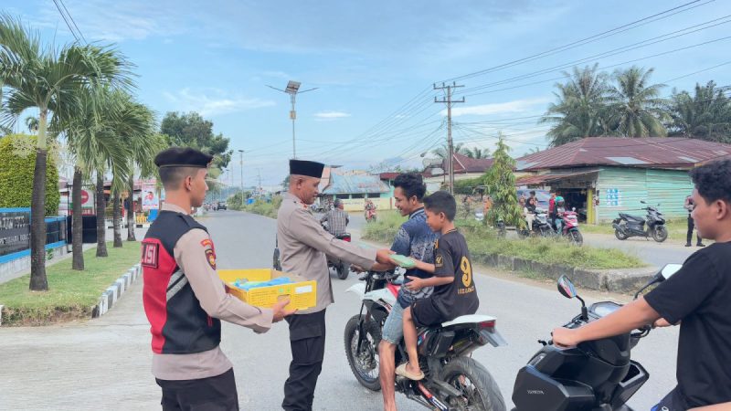 Polres padang lawas tabur kebaikan di bulan Ramadhan bagikan Takjil menjelang buka puasa ke masyarakat yang melintas di jalan raya