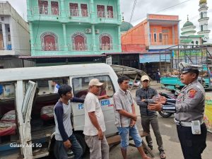 Satlantas melaksanakan aman mudik kepada supir dan masyarakat