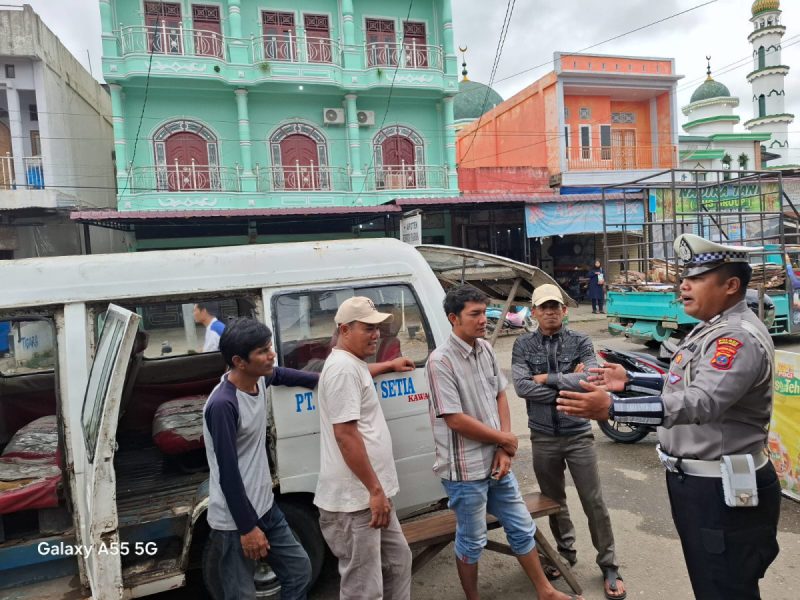 Satlantas melaksanakan aman mudik kepada supir dan masyarakat