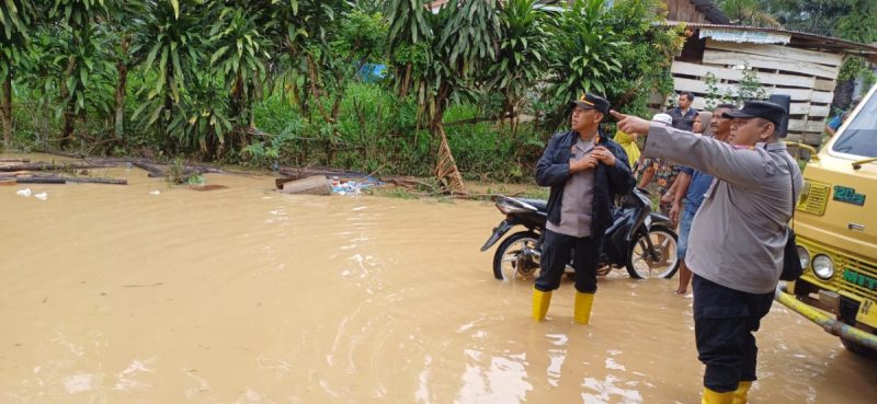 Kapolsek sosa bersama personil nya tinjau dan cek luapan air sungai barang kumuh