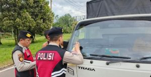 Polres Banyuasin Sosialisasikan dan Pemasangan Stiker Tagline “Mudik Aman, Keluarga Nyaman Serta Hotline 110