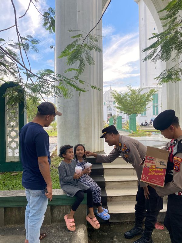 Kabag SDM bersama personil polres palas bagikan takjil ke masyarakat yang melintas di jalan raya menjelang buka puasa