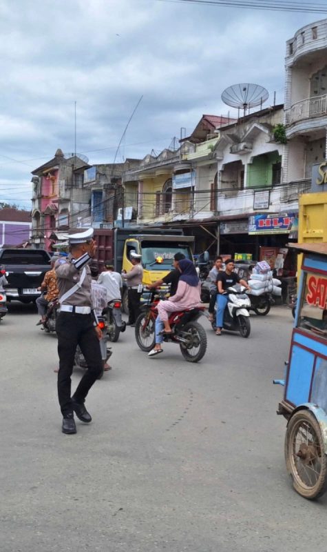 Poslantas polsek barumun gelar pam padat ngabuburit sore di simpang 4 pasar sibuhuan