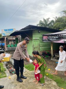 Kabag Sdm Polres palas bagikan takjil menjelang berbuka puasa kepada masyarakat yang melintas di jalan lintas sibuhuan menuju sosa