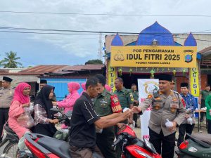TNI dan POLRI barumun tengah berbagi kebahagiaan di bulan Ramadhan lewat Takjil