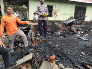 Pores padang lawas melaksanakan olah TKP terjadi nya kebakaran rumah di desa sibuhuan julu