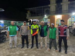 Polsek Barumun melaksanakan pengamanan sholat Tarawih di mesjid Jami’ An-nur