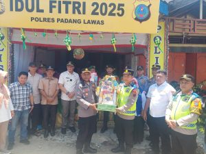 Wakapolres palas bersama Wabup padang lawas berikan bingkisan kepada petugas Pos Pam I Barteng