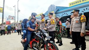 Cegah Kecelakaan, Kapolres Blitar Turun Langsung Bagikan Helm di Jalur Mudik