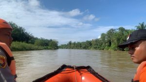 Kapolsek barteng melaksanakan pencarian balita hanyut dengan menyisir aliran sungai